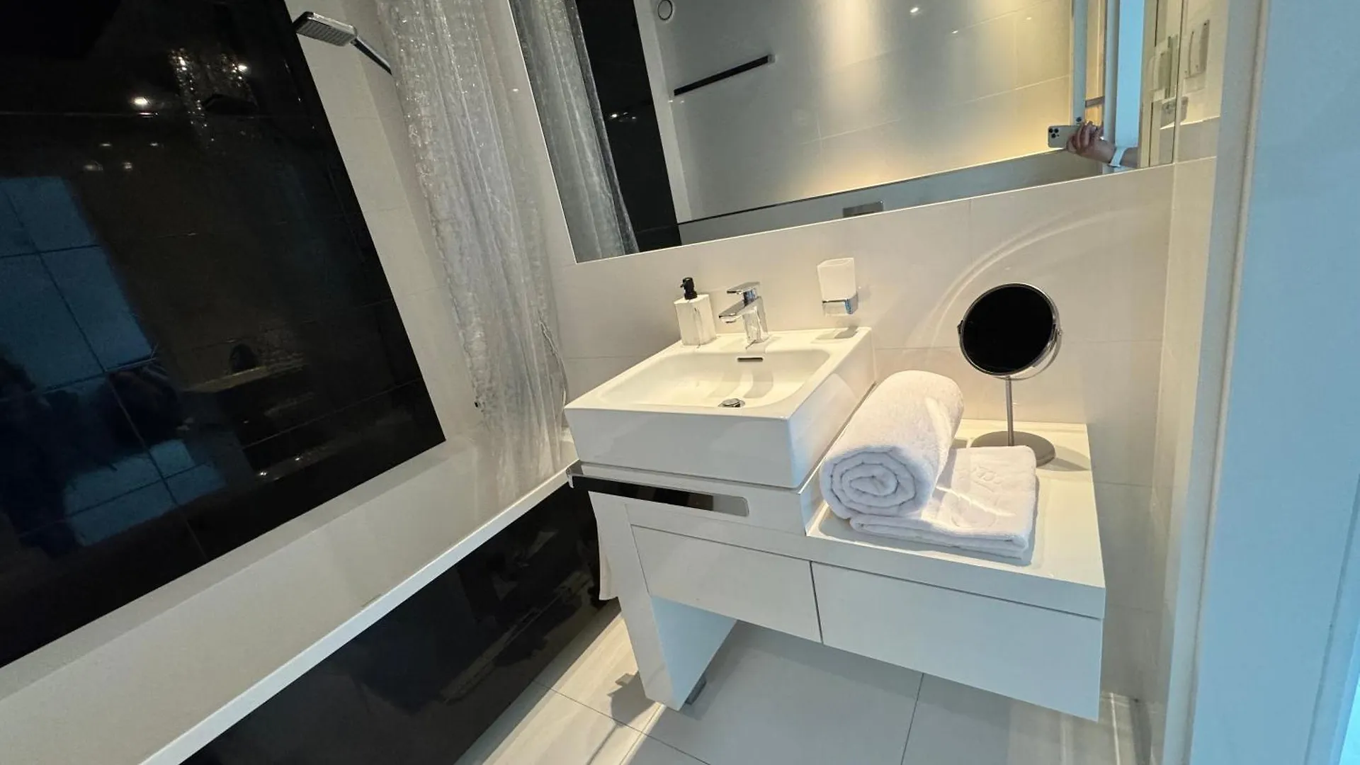 Black&White Angel Apartment Krakow Poland
