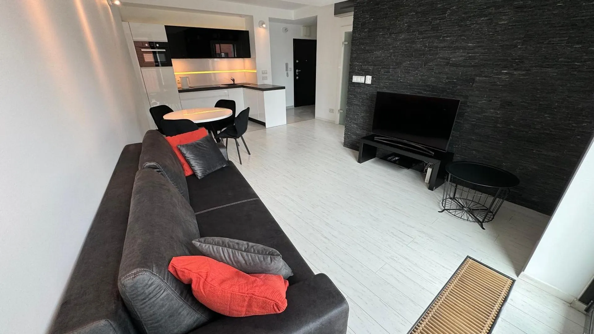 Black&White Angel Apartment location